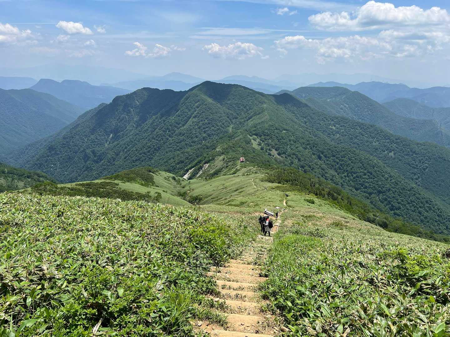 木道と階段が続きます
赤い屋根の山ノ家を目指します
