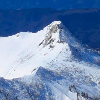 リフト組が列作ってる🐜🐜🐜のが見える、山頂へは暫くは来ないかな、、