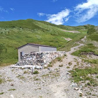 雪倉岳を降りきったところに避難小屋　トイレ使えます