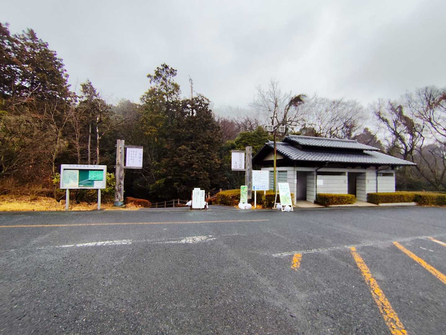 高崎染料植物園の駐車場を利用します
正面がトイレ🚻です　トイレの左手が植物園入り口です