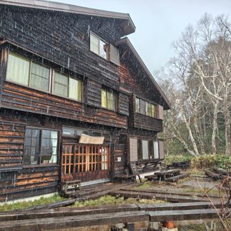 竜宮十字路に着き、竜宮小屋🛖
天候も回復しないため、見晴まで散策する予定を切り上げ、こちらで山ノ鼻へ引き返すことにしました😅