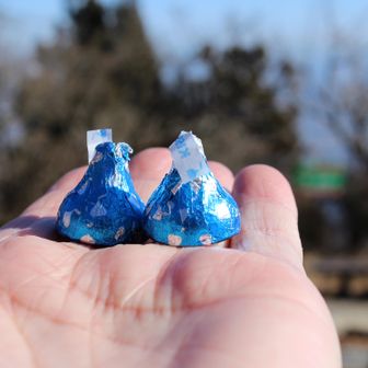 これは登ってくる途中ですれ違った素敵なお姉さま方二人にもらったチョコです。バレンタインデーにはちょっと早いですネ！！