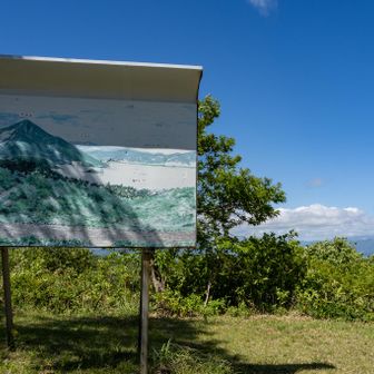 山頂付近はもともとスキー場のリフトトップの広場だったようで、