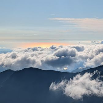 奥に輝くのは日本海。
佐渡島は雲海の下