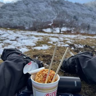 サザエさんハウスの横で綺麗な景色を見ながらランチタイム。今日は頂いたかき揚げをトッピング。カップヌードルにめっちゃ合う！
