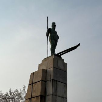 明治44年にオーストリアの軍人のレルヒ少佐が初めて日本にスキーを伝えたとのことです