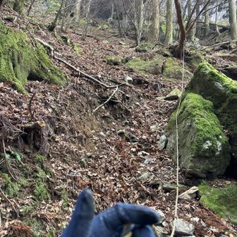 つまり
崩落して　ルートが潰れてます
なので　歩きやすい所を下りてく感じでしょうか