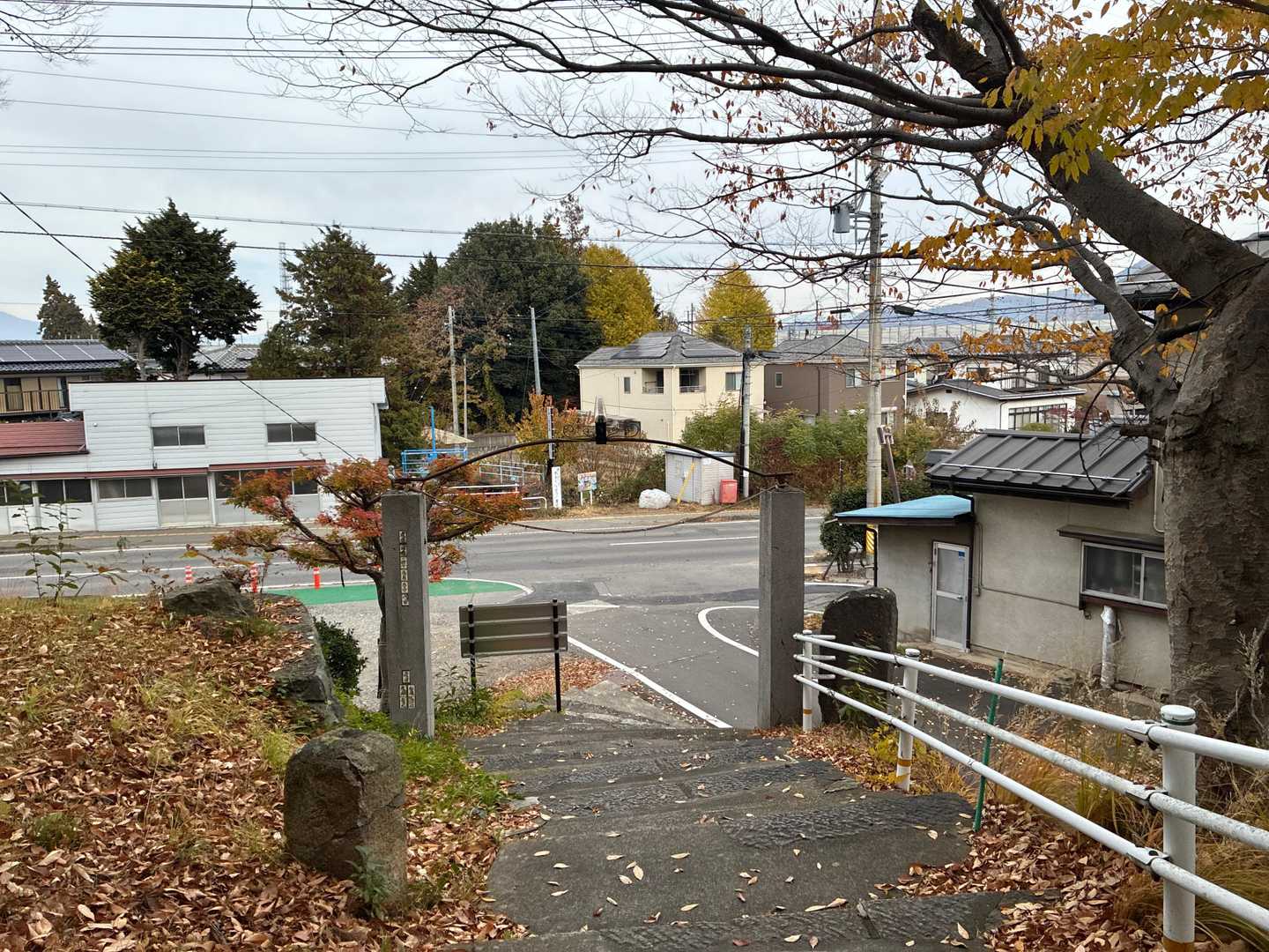 一重山登山口に到着、おつかれYAMAP⛰️しなの鉄道屋代駅出発の上り電車の次の出発時間まであと15分💦走れ走れ🏃‍♂️‍➡️💨