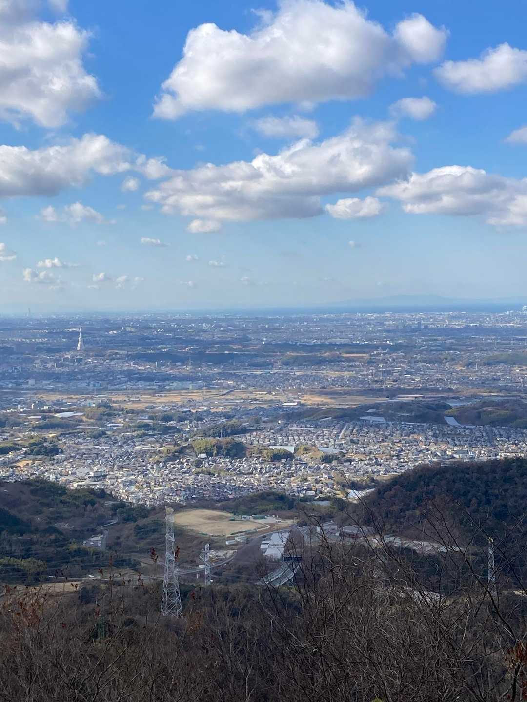 雄岳前の出会い広場から、PLの塔、ハルカスを望む