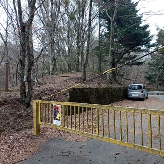 日向坂峠。
午前中の釈迦ヶ岳から下山。道路を挟んで反対側に黒岳登山口があります。ここから、スタート。