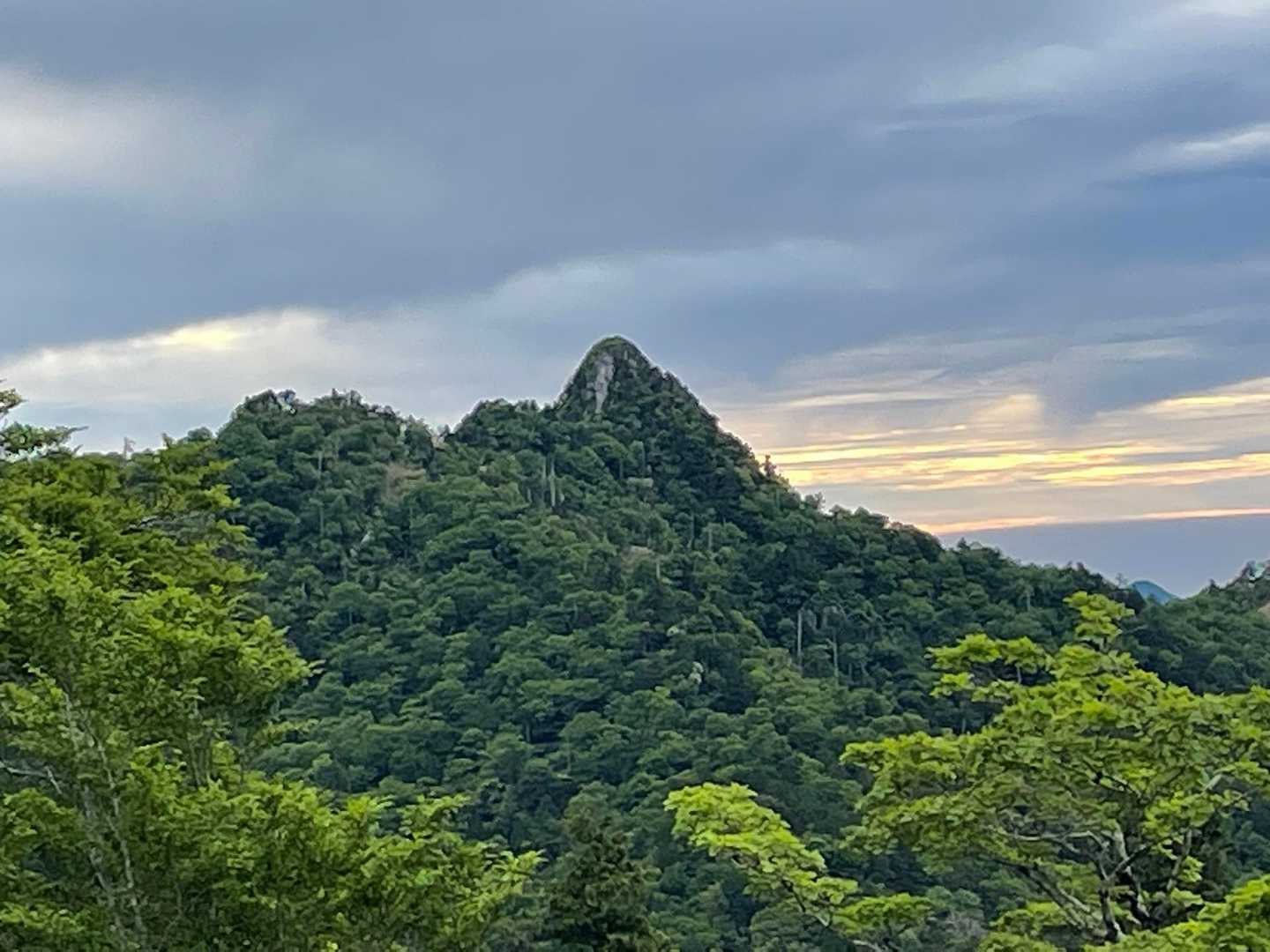 大日岳が見えた。白く見える筋は行場だが通行禁止らしい…
※登山口に表示
※理由は不明