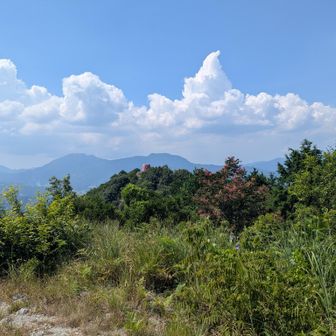 奥の方に鬼の展望台が見えます