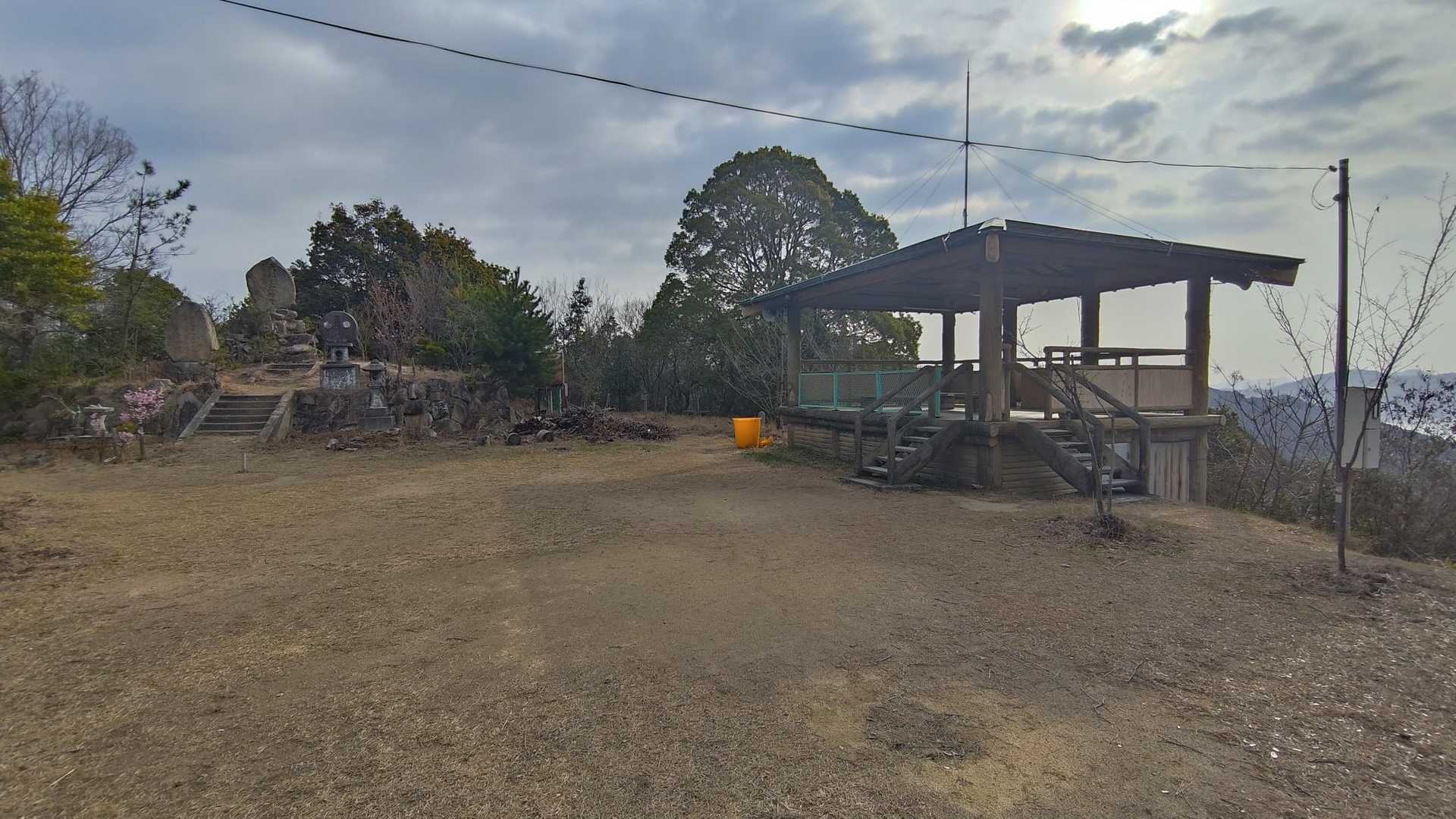 山頂ひろばの奥の方。
ここ広くて、眺望よいので過ごしやすいです！