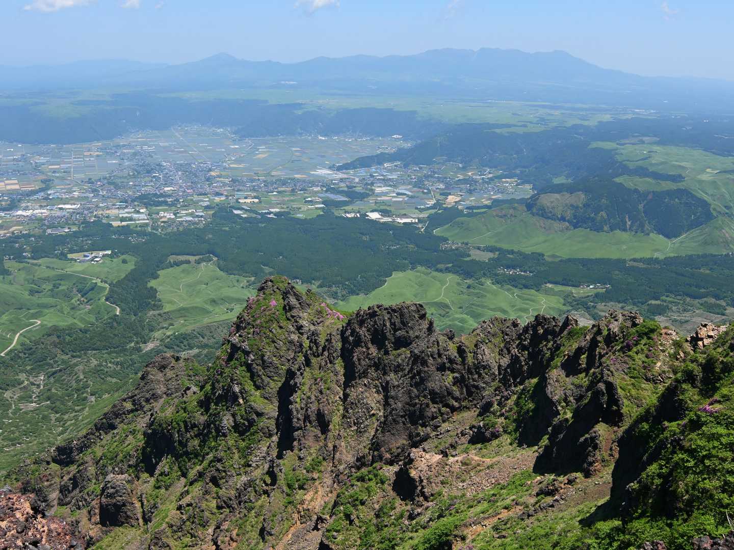 鷲ヶ峰の向こうにくじゅう連山。