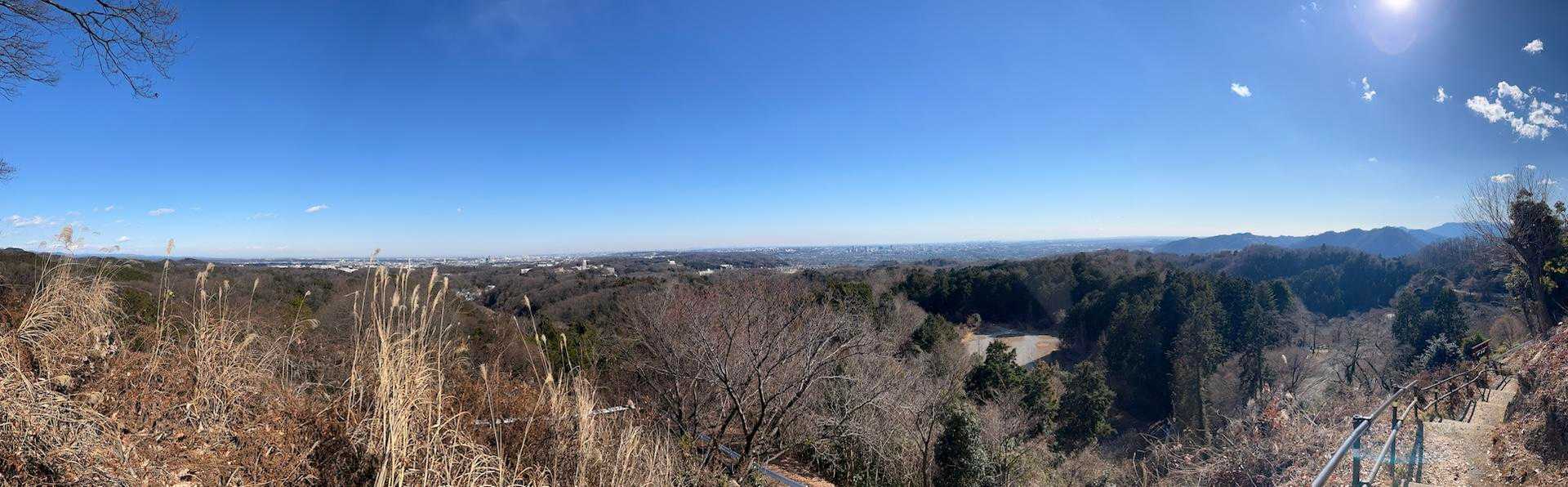関東平野一望です😄

母曰く、昔は初日の出見に来る人で賑わっていたとの事。今もそうなのかな〜？
元日は駐車場開けてくれるのかな〜？
試しに来年チャレンジしてみようか…🤔