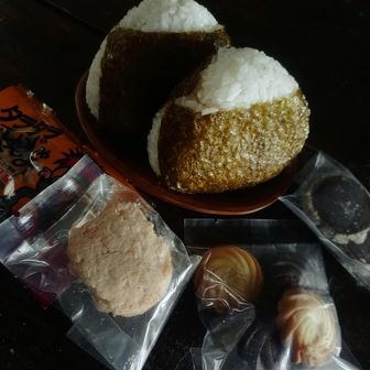 [七ツ石小屋]
妻の梅干おむすびと小屋番さんからお裾分けして頂いたお菓子でランチタイム。