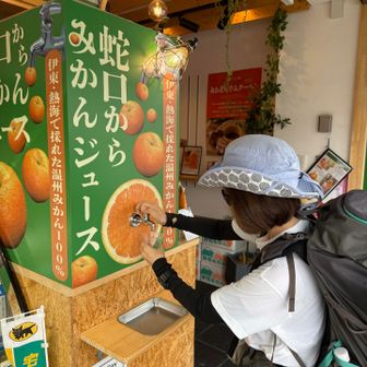みかんジュースを飲む🍊
かずさんから注ぎます
