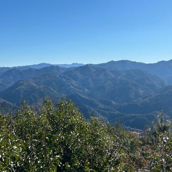 右側から順に、高峰山、三郎岳。
奥の中央から順に、国見山(台高)、高見山。
実は高見山の右奥に雪の積もった桧塚奥峰も小さく見えてます✨
