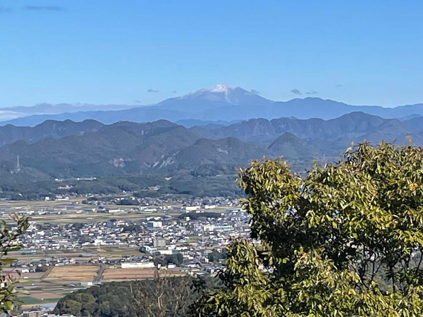 今日の御嶽山
昨日より雪も少ないようです