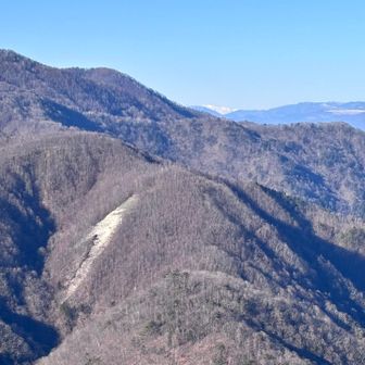 ずっと向こうに白い山。白馬方面❄️