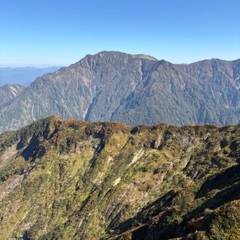 向かいの尾根の間の谷が深い
高度感があります