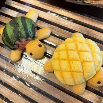お目当ては、スイカ模様のめいくん🐢メロンパンです！
ヒロカシバさんの日記で♡を奪われ、探しに来ました(^-^)
亀はおって良かった～«٩(*´ ꒳ `*)۶»

エレファント　ヒロカシバさんの活動日記：
国見山🏞️　白旗池🐿️
https://yamap.com/activities/50493443