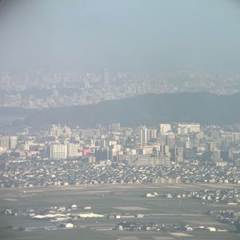 双眼鏡を取り出す。
今宿の市街地。