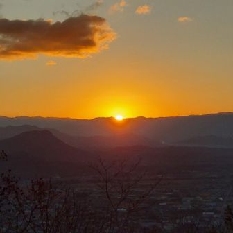 爺神山から初日の出を拝みました。
山の稜線から昇る綺麗な初日の出です。