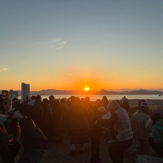 海老山にこんなに沢山の人が…

途中の階段、山道は、（このために？）綺麗に掃かれていました🧹
感謝しながら歩かせていただきました🙏