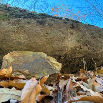 『歴史の道　北国街道を歩く』には鳥打峠手前には2つの庚申塔があると書いてあるがもう一つが見つからない。最初の庚申塔から2〜3m離れた場所に大きな石が横たわっていて、まさかこれか？と思って持ち上げようとしたがとても重くて持ち上がらない。下を見ると何か文字が彫ってあるように見えるので多分これがもう一つの庚申塔だと思われます。