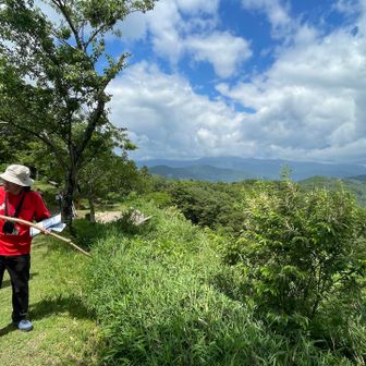 こちらのガイドさんからは、ここ賤ヶ岳山頂にあった砦の説明を聞きました。
山頂の周りは、敵が登れないようほぼ垂直に削り取られているそう(切岸)
ほかに勝つための工夫や仕組みがいろいろ❗️