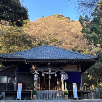 高来神社
時期的にお忙しいと事だろうと「予め書いてある御朱印」の頒布をお願いしたのですが、書置きがなく（在庫切れ）その場で書いて頂く事となり、かえってお手間を取らせてしまい恐縮