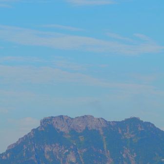 太陽が高くなり石鎚山の緑の発色も良くなってきた