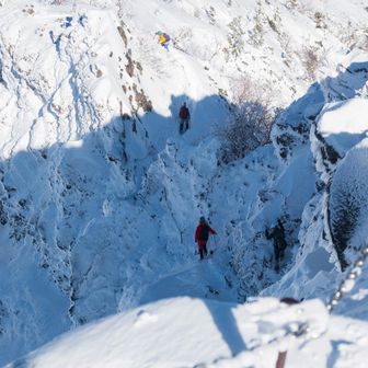 横岳から硫黄岳へと向かう登山道が見えている