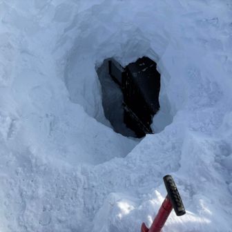 今回だいぶ深く掘りました
雪面下5mくらいにはなってると思われます

高さ数mの建物がこれだけ埋まるので、自然の驚異を感じます
