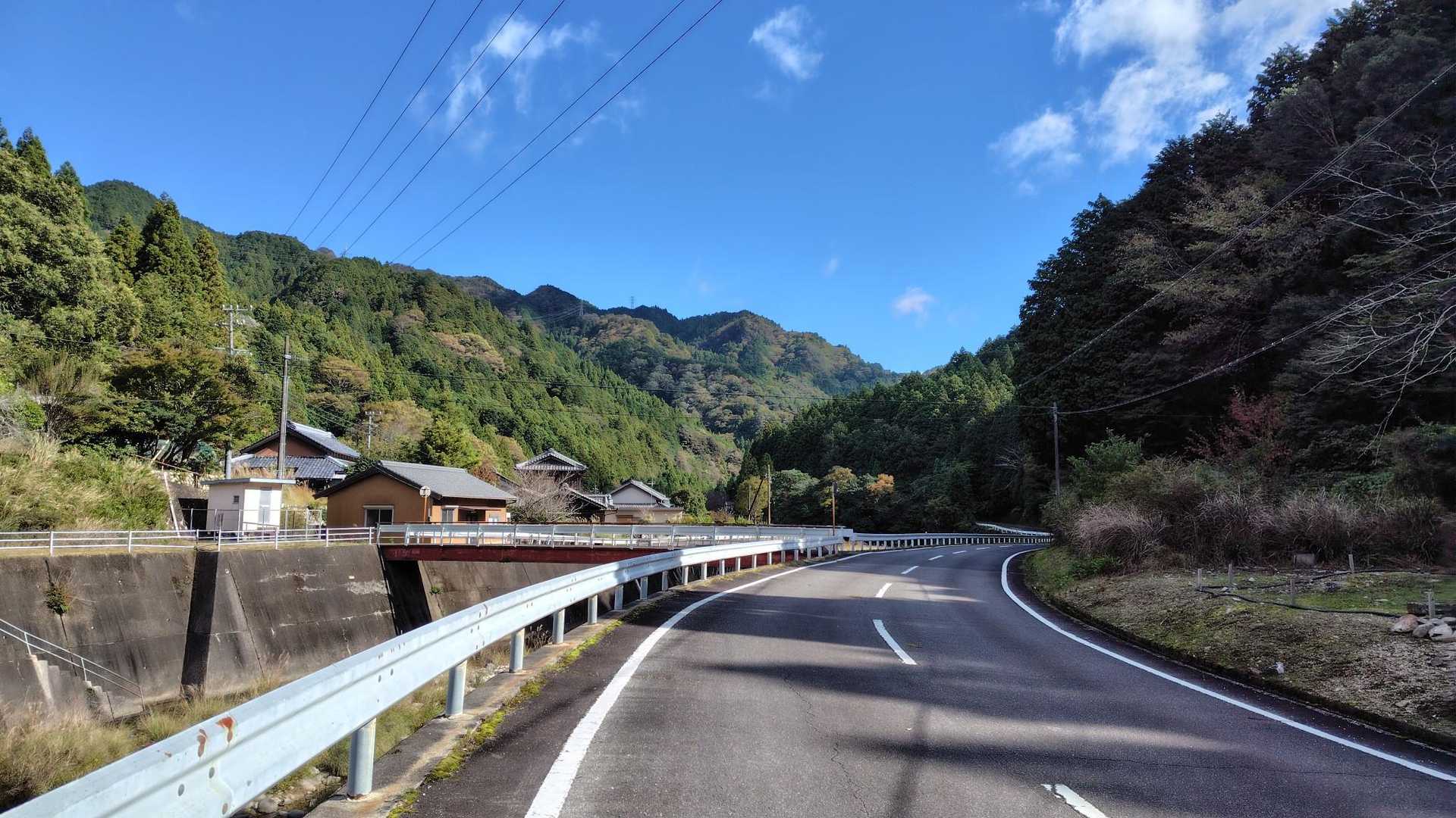 空は青いが