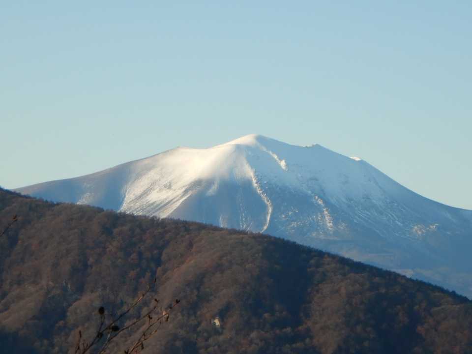 雪を被った浅間山。噴煙は判りませんね。