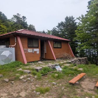避難小屋まで行って飯