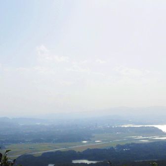 東の峰より　　　　　　　　　　　　　　　
大山見えず　　　　　　
　　　　　　　松江～
視界は　いまいち😅