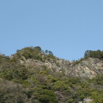 歩く前からこの岩肌に惹かれて