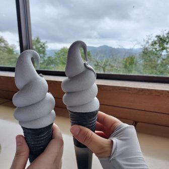 ごまごまソフト～🍦
並ぶと私の指日焼けしすぎでは？？？