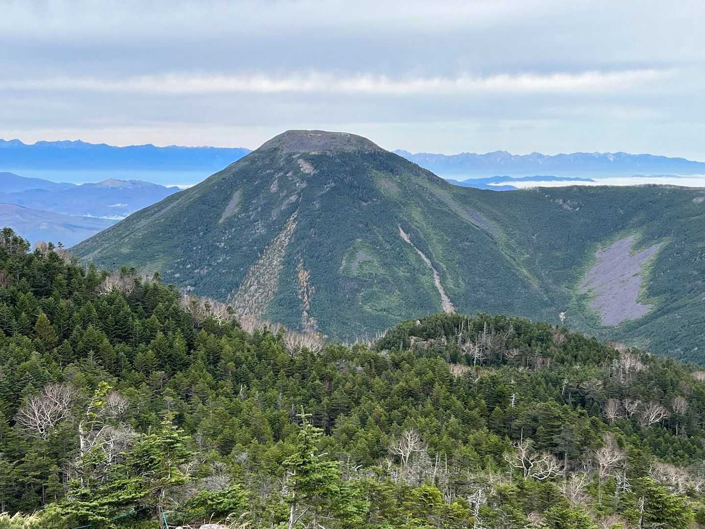 蓼科山頂ヒュッテも見える