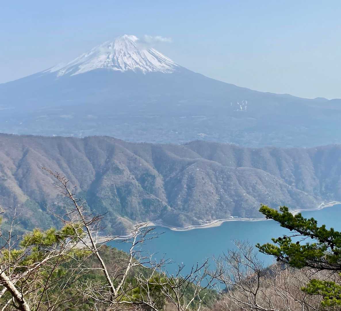 下山途中。15時半。富士山に雲がなくなってきました。下は西湖