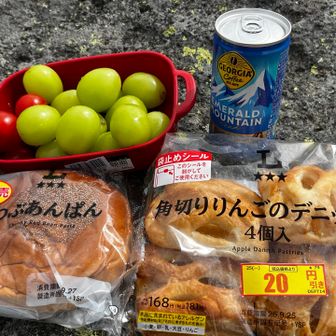 大きい石のテーブル？があるのでご飯にします