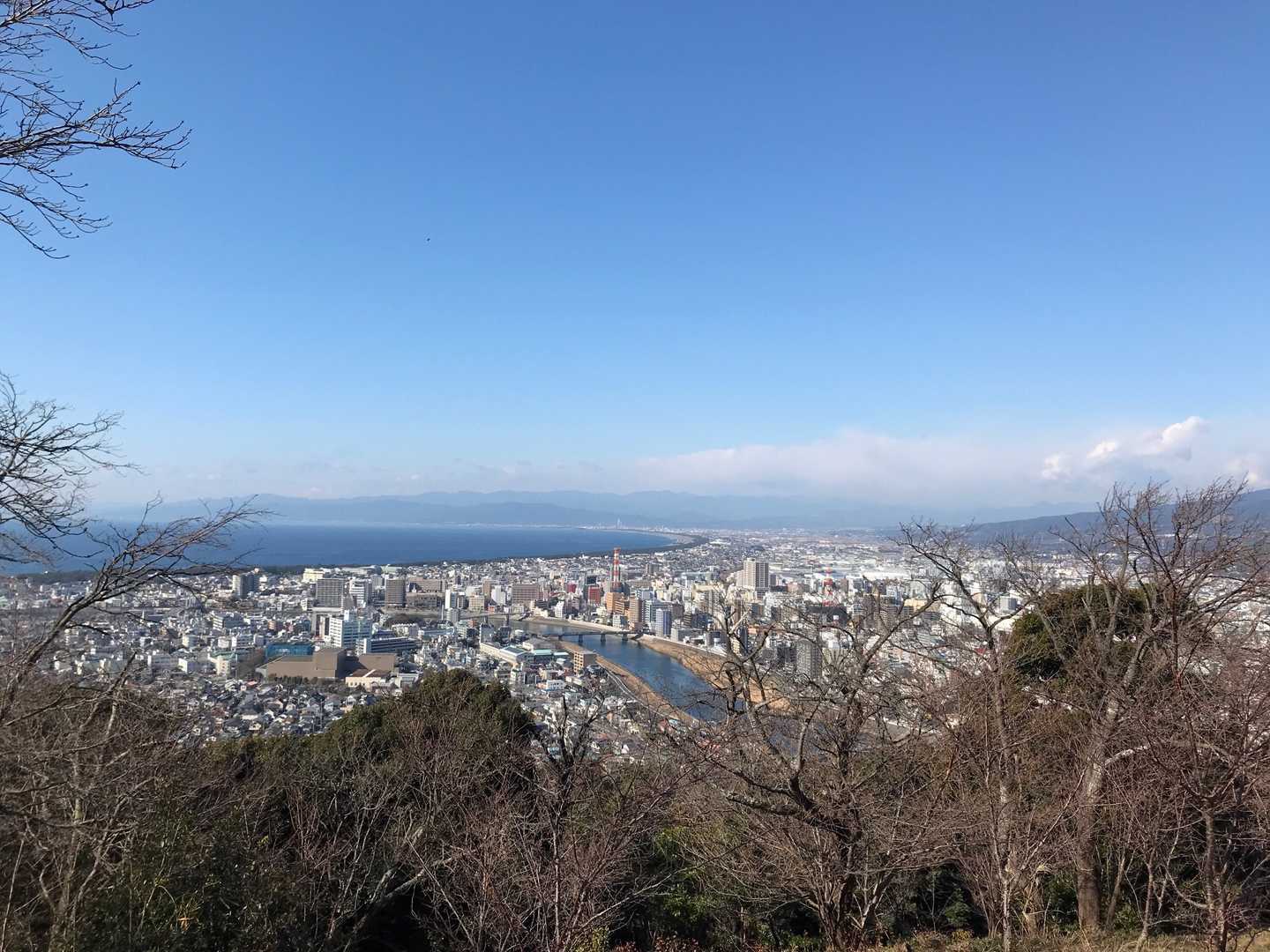 低いけど駿河湾が見えます😀