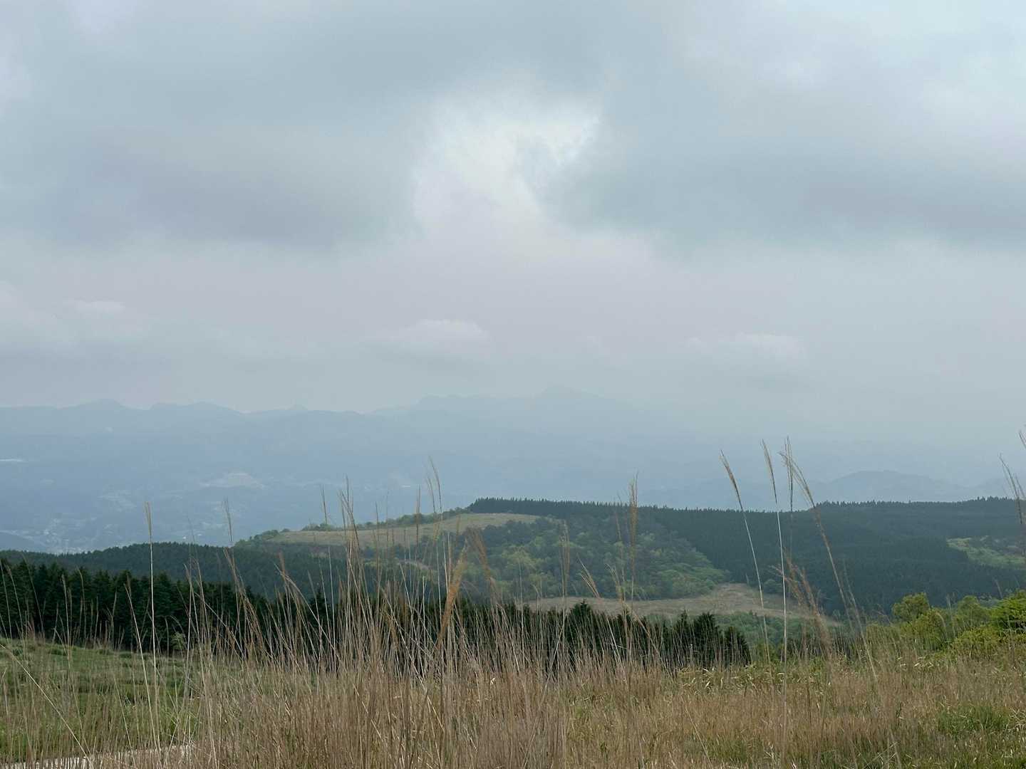 どんより…遠くのお山が見えにくい