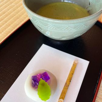 お抹茶と練り切りで休憩。いつもはカフェインレスですが、今日くらいは良いよね