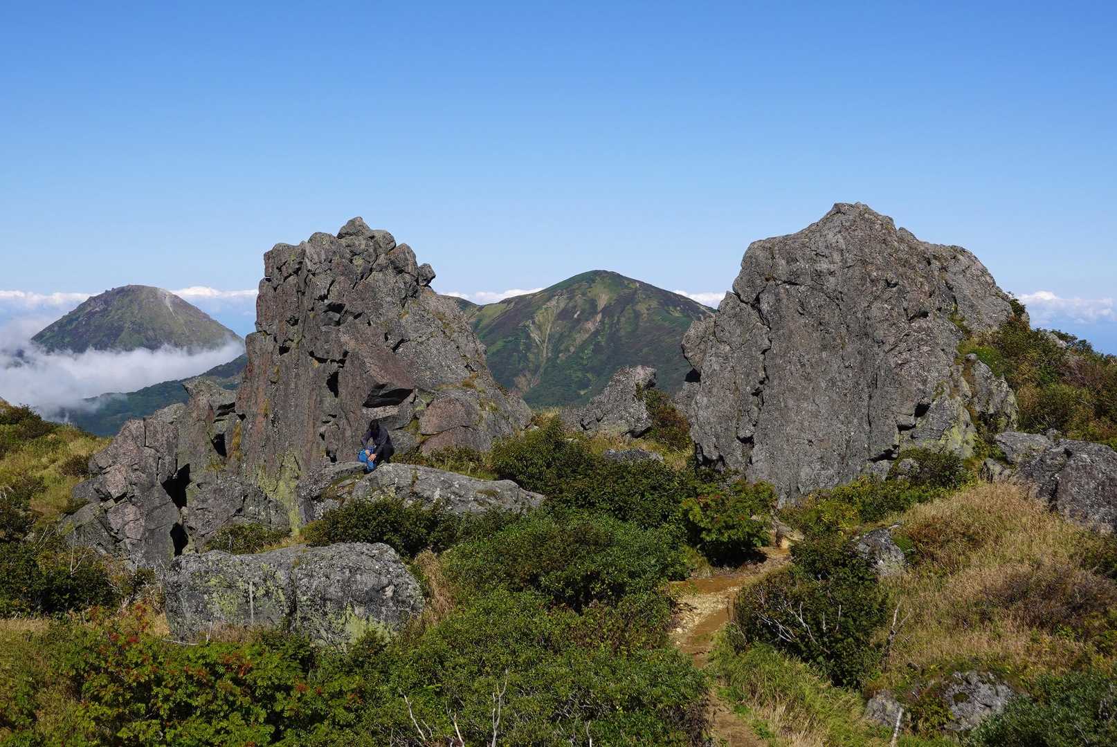 デカい岩の向こうは焼山、火打。