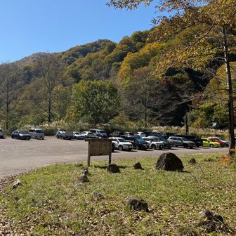 下の駐車場　舗装されていてトイレあります　私はこちらを選びました