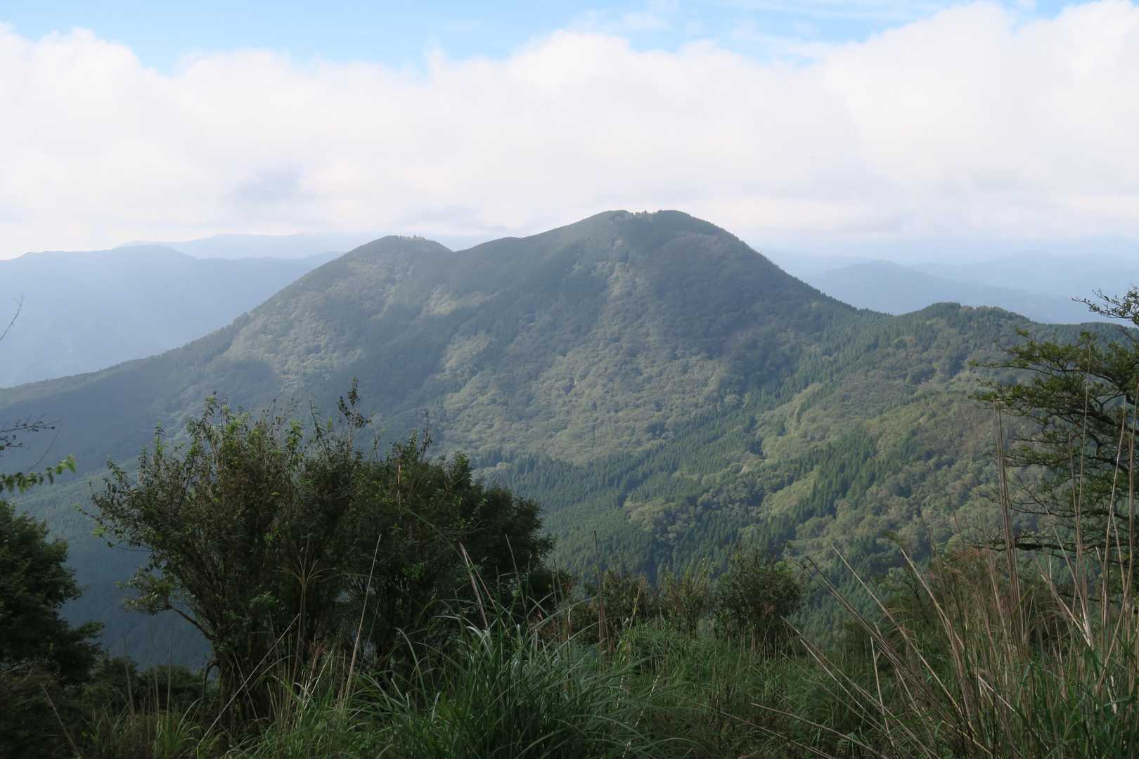 歩いてきた大洞山を振り返ります。